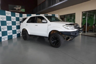 2011 Toyota Fortuner III 4.0 V6 Auto 4x4 - ABS, AIRCON, ELECTRIC WINDOWS, LEATHER SEATS, PARK DISTANCE CONTROL, REVERSE CAMERA, TOWBAR, XENON LIGHTS, AIRBAGS, ALARM, CRUISE CONTROL, PARTIAL-SERVICE RECORD, RADIO, BLUETOOTH, USB, CD. Finance available, trade-ins welcome, Rental, T&C'S apply!!!