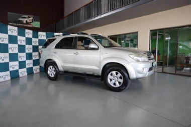 2010 Toyota Fortuner II 3.0 D-4D Raised Body Auto - ABS, AIRCON, ELECTRIC WINDOWS, LEATHER SEATS, XENON LIGHTS, AIRBAGS, ALARM, CRUISE CONTROL, FULL-SERVICE RECORD, RADIO, CD. Finance available, trade-ins welcome, Rental, T&C'S apply!!!