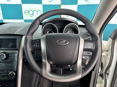 17290MahindraXUV010-th.jpg