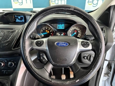 17406FordKugaEcoBoostAmbiente010-th.jpg