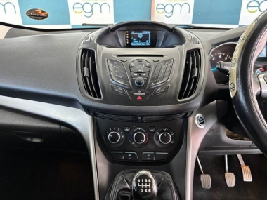 17406FordKugaEcoBoostAmbiente011-th.jpg