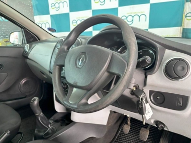 17415RenaultSandero009-th.jpg