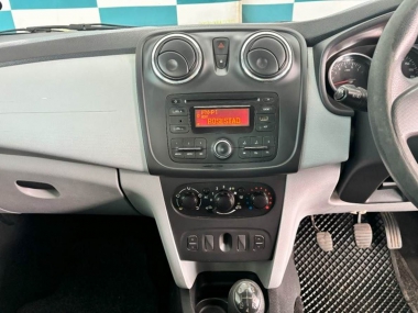 17415RenaultSandero011-th.jpg