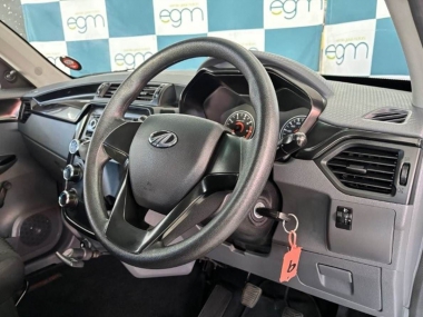 17437MahindraKUV009-th.jpg
