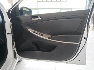 17663HyundaiAccent008-th.jpg