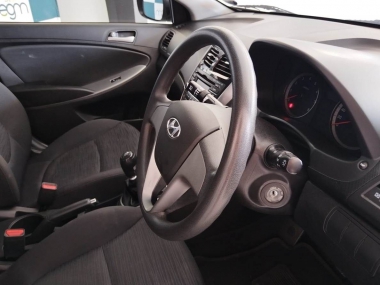 17663HyundaiAccent012-th.jpg
