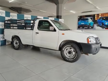 2020 Nissan NP300 2.5 TDi LWB Single-Cab - LEATHER SEATS,TOWBAR,PARTIAL-SERVICE RECORD,RADIO,AUX,CD,SPARE KEYS. Finance available, Trade-ins welcome, Delivery country wide, T&C'S apply!!!
