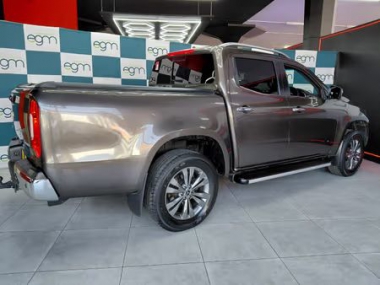 17913MercedesXclass006-th.jpg