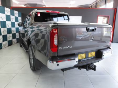17913MercedesXclass008-th.jpg