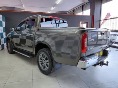 17913MercedesXclass009-th.jpg