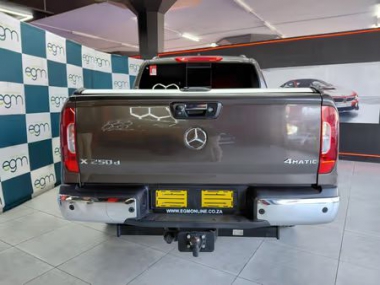 17913MercedesXclass010-th.jpg
