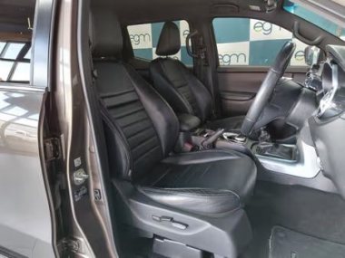 17913MercedesXclass020-th.jpg
