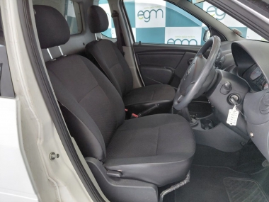 17915NissanNP2001.5dCi018-th.jpg