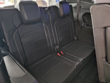 2020VolkswagenTiguan024-th.jpg