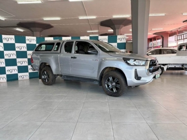 2021 Toyota Hilux 2.4 GD-6 RB Raider Extra Cab Auto - ABS, AIRCON, ELECTRIC WINDOWS, PARK DISTANCE CONTROL, REVERSE CAMERA, AIRBAGS, ALARM, CRUISE CONTROL, FULL-SERVICE RECORD, RADIO, BLUETOOTH, USB, AUX, CANOPY. Finance available, trade-ins welcome, T&C'S apply!!!