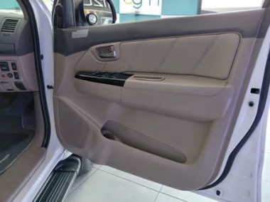 CONSTtoyotaFortuner4.0V6Auto018-th.jpg