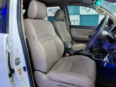 CONSTtoyotaFortuner4.0V6Auto020-th.jpg